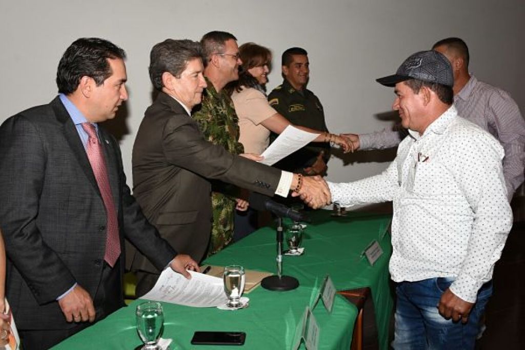 Gobernador de Antioquia protocoliza la firma de  contratos de  formalización minera