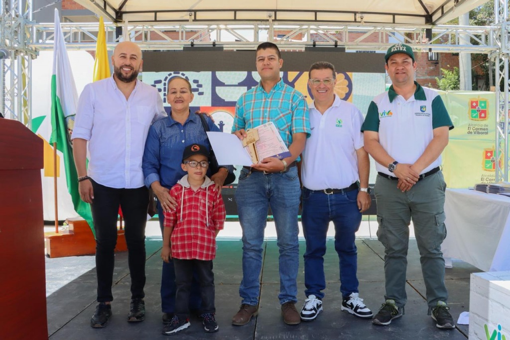 La Gobernación de Antioquia, a través de VIVA, entrega 84 viviendas de interés social en el municipio de El Carmen de Viboral