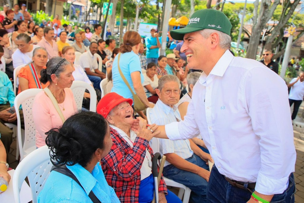 El Gobernador Andrés Julián recorrió Bello y Girardota para entregar paquetes alimentarios a personas mayores beneficiadas con el Fondo Bien-Estar