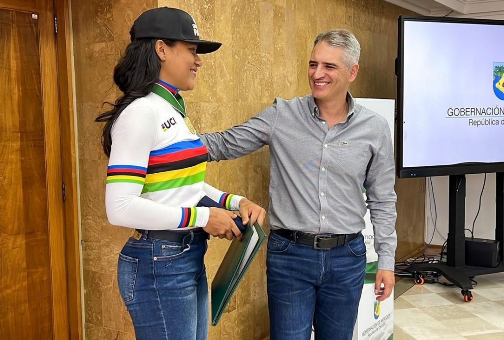 El Gobernador Andrés Julián condecoró con el Escudo de Antioquia a Stefany Lorena Cuadrado, tricampeona Mundial Juvenil de Ciclismo en China