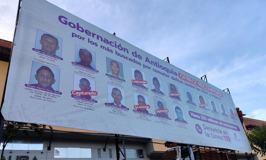 En el Valle de Aburrá, la Gobernación de Antioquia instaló vallas con el cartel de los más buscados por violencia contra las mujeres