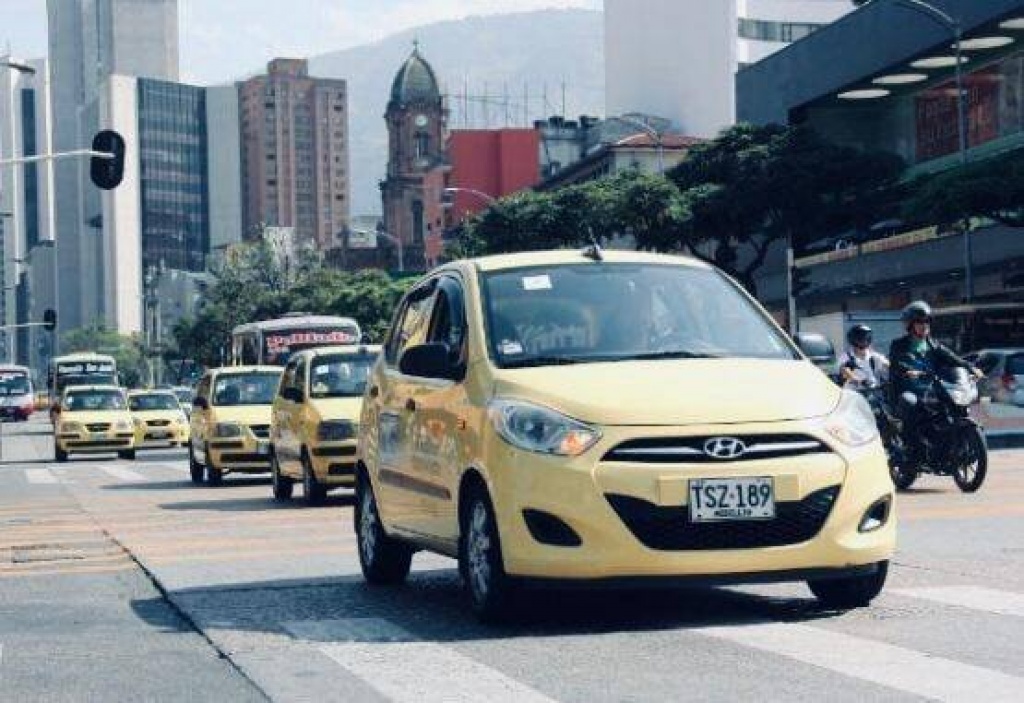 Antioquia Solidaria une esfuerzos con las empresas de taxis para entregar paquetes alimentarios a un sector de esta población