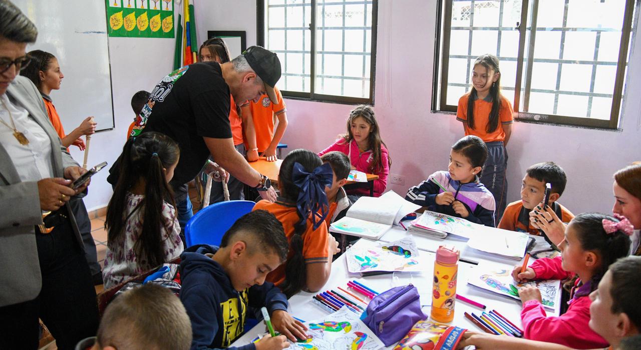 Gobernador Andrés Julián entregó mejoramiento de infraestructura educativa, placa huella y placa polideportiva en El Peñol