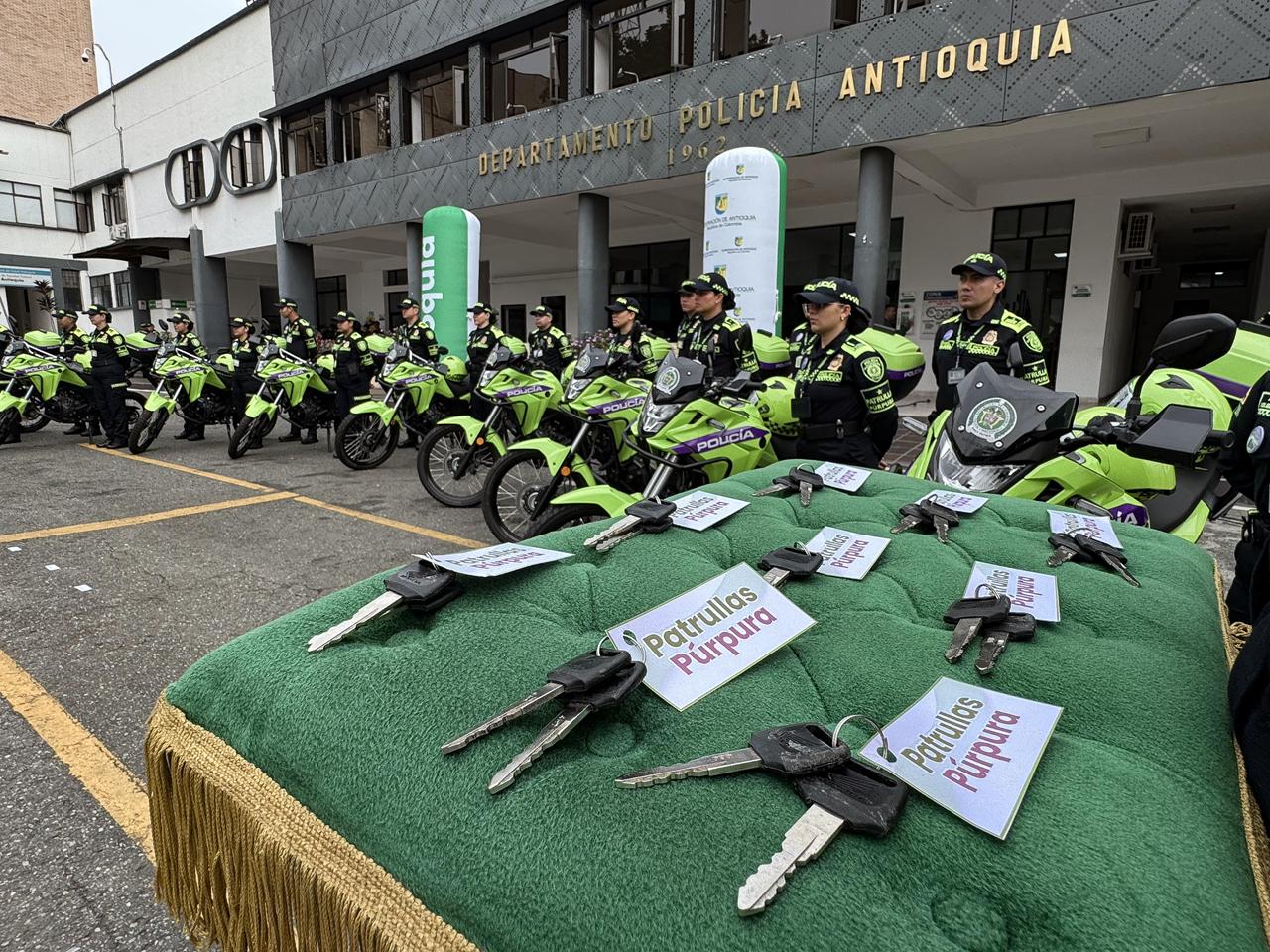 Gobernador Andrés Julián entregó patrullas púrpuras a la Policía Nacional y presentó el nuevo cartel de los más buscados por cometer delitos contra niñas y mujeres en Antioquia