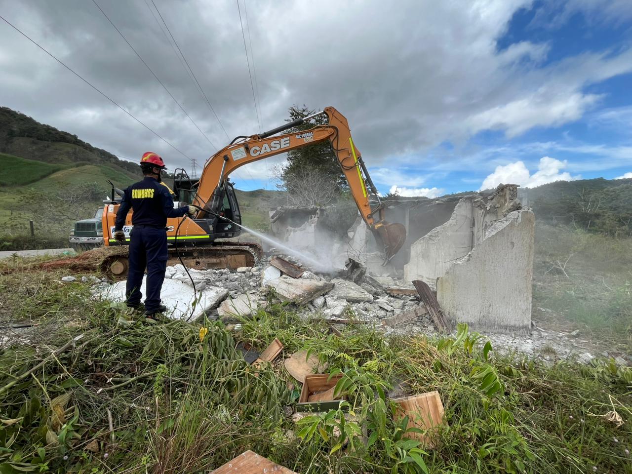 Gobernación de Antioquia avanza en la recuperación de espacios para la ciudadanía con el derribamiento de dos inmuebles en Amalfi