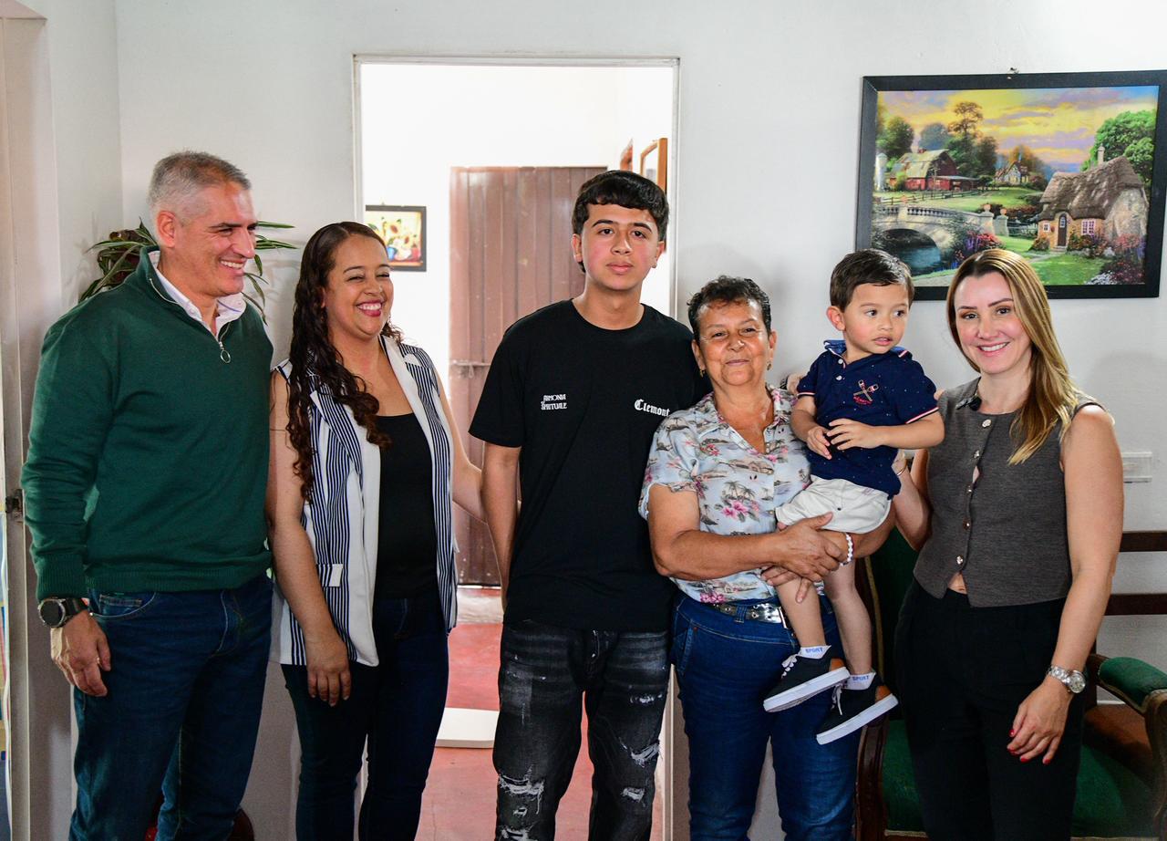 Gobernador Andrés Julián y Primera Dama visitan hogar que se beneficia con Arrullos Antioquia.