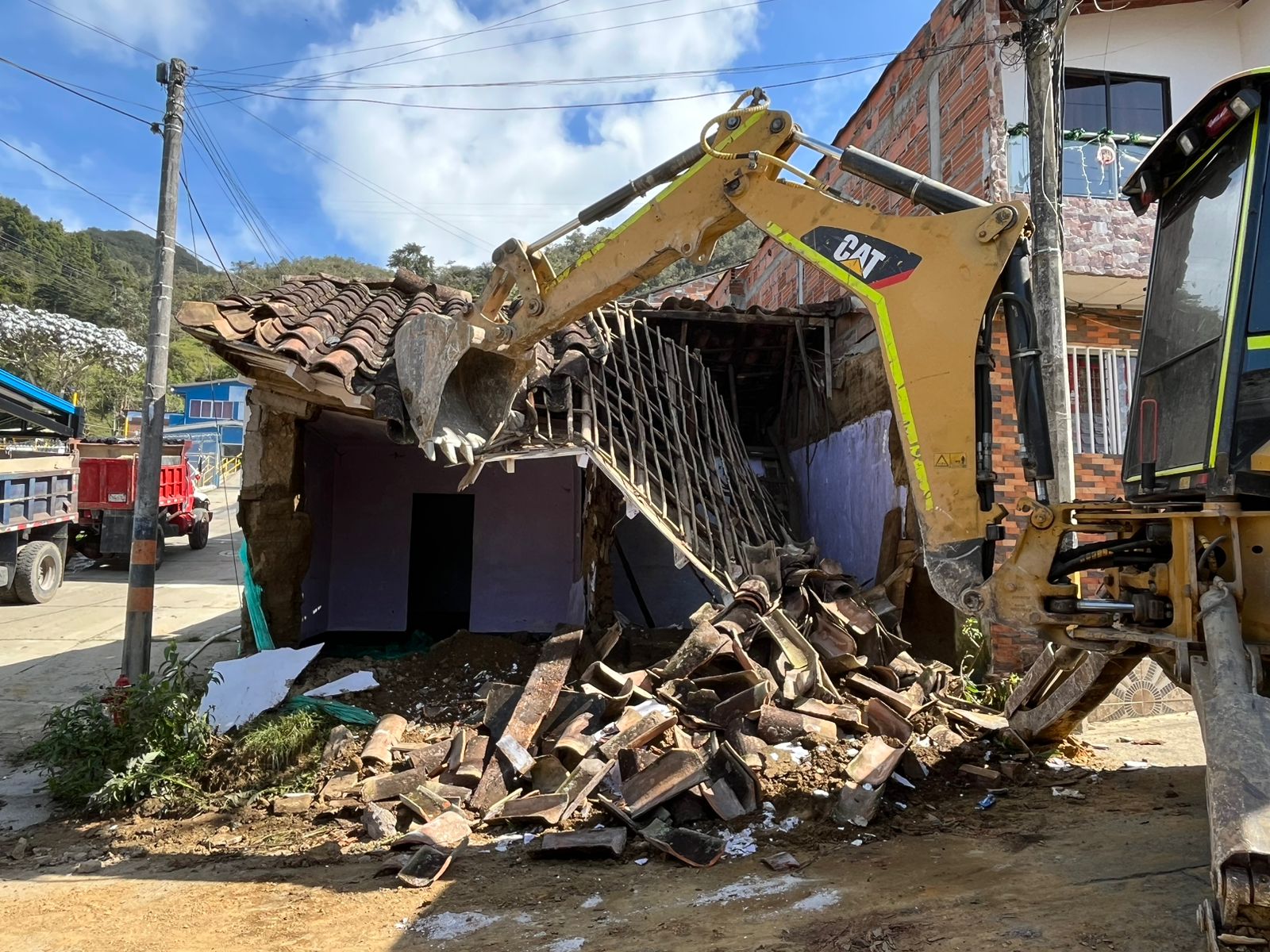 Gobernación de Antioquia derriba dos nuevos inmuebles focos de inseguridad en Yarumal