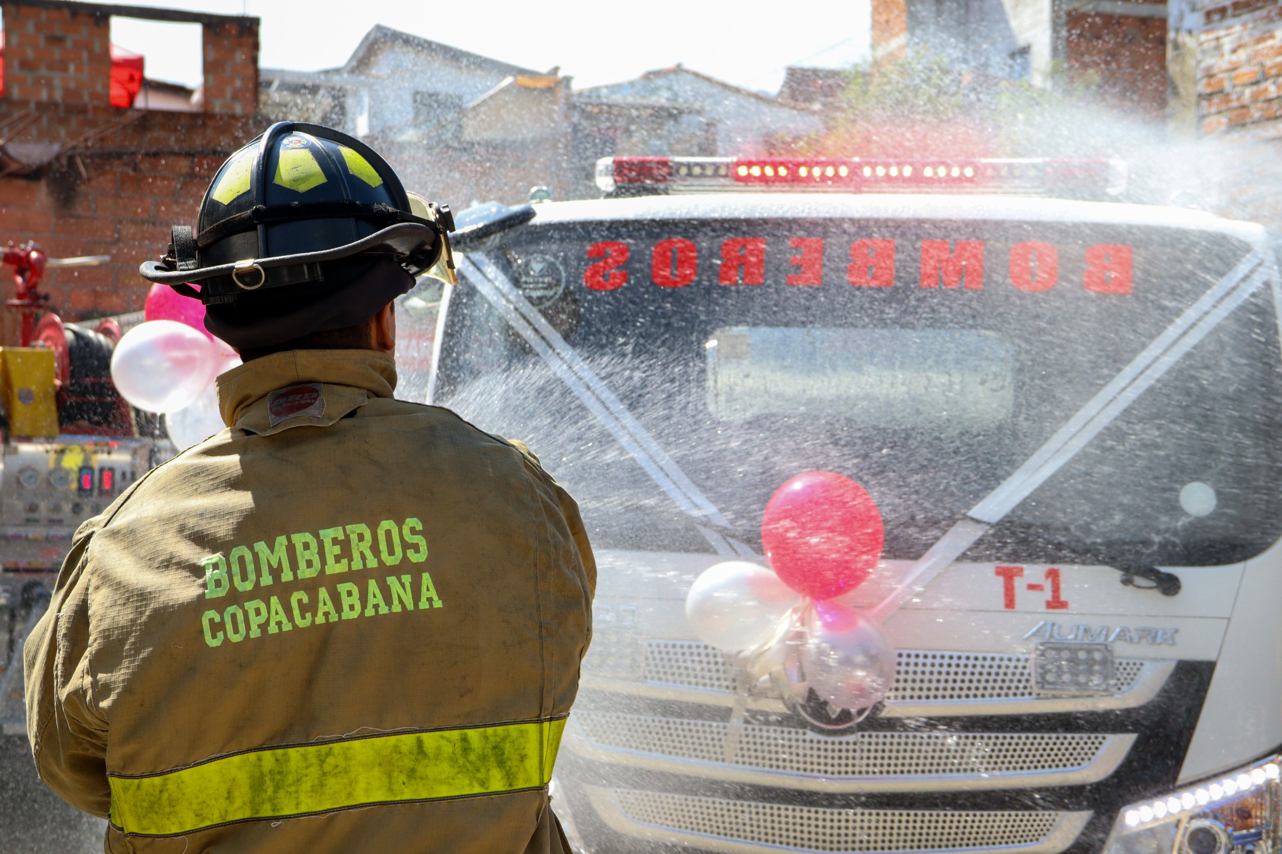 Dagran entregó en Copacabana camión cisterna para la atención oportuna de emergencias