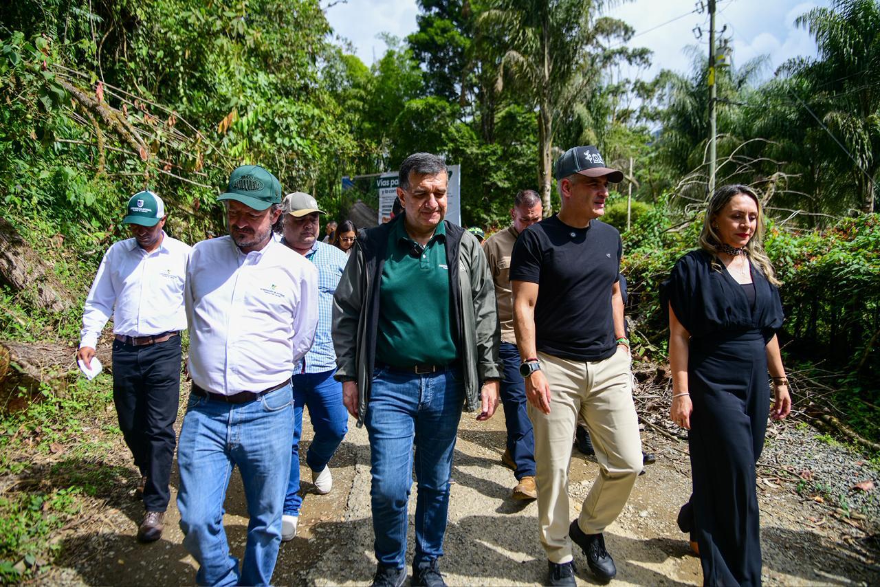 Gobernador Andrés Julián entregó un kilómetro de placa huella y anunció la pavimentación de 5,8 km de la vía Jardín – Riosucio