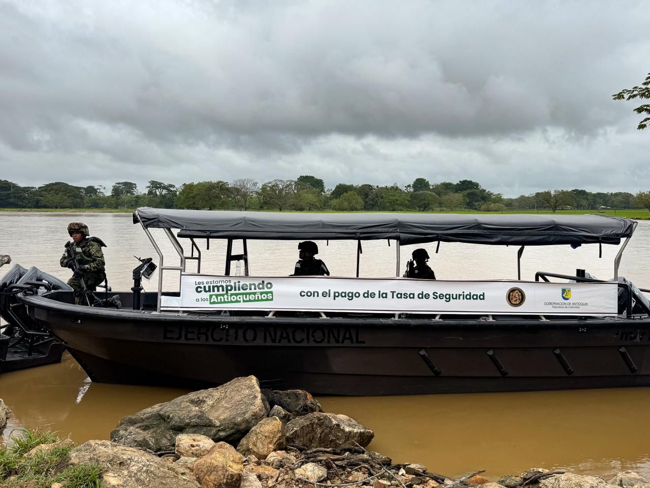 Gobernador Andrés Julián entregó 6 botes al Ejército Nacional en el  Bajo Cauca, adquiridos con recursos de la Tasa de Seguridad 