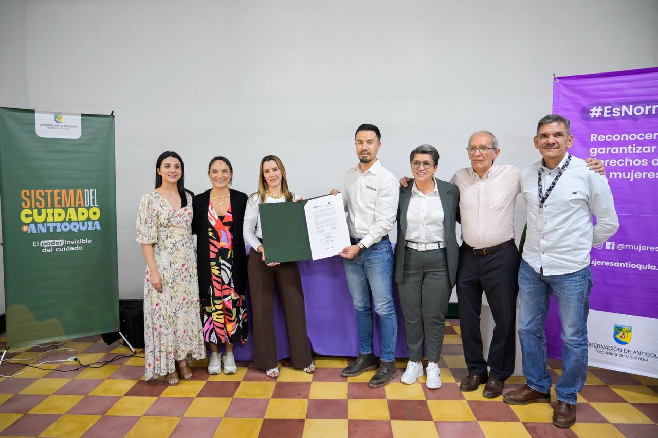 Gobernación de Antioquia y Fundación ParaConstruir impulsan formación y vinculación de mujeres en el sector de la construcción en el Oriente y Urabá