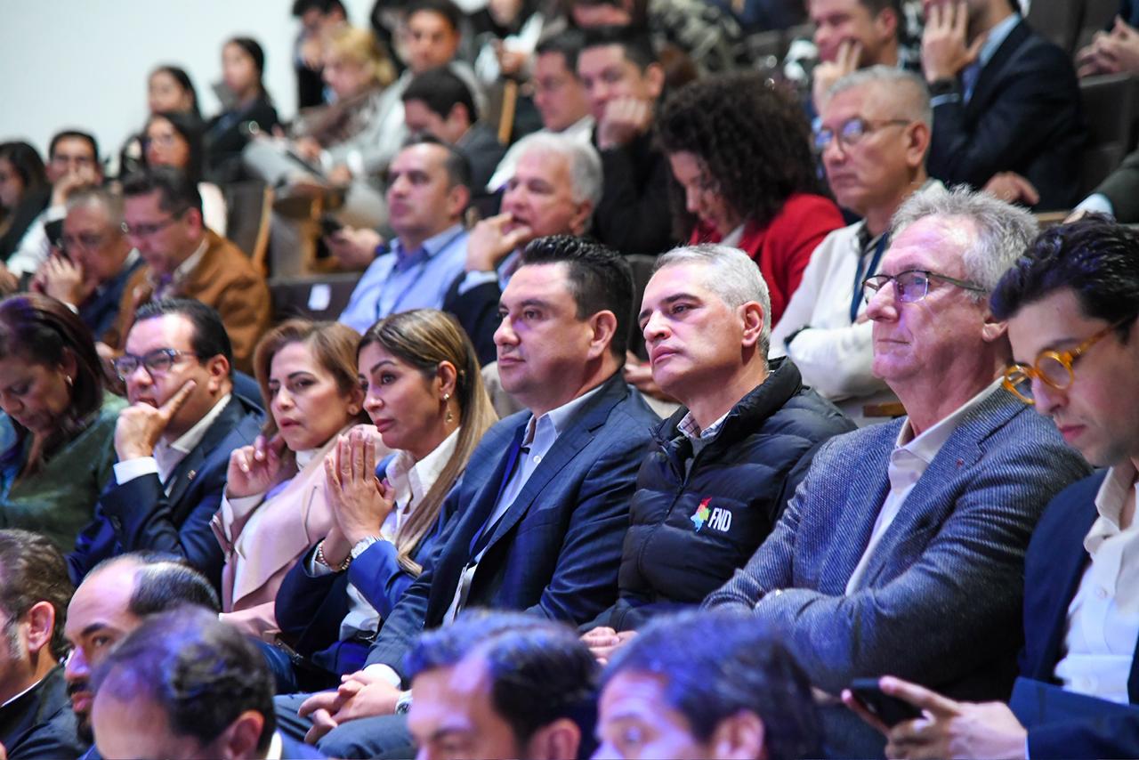 Gobernadores presentan a candidatos presidenciales propuesta que busca mayor autonomía fiscal para los departamentos.