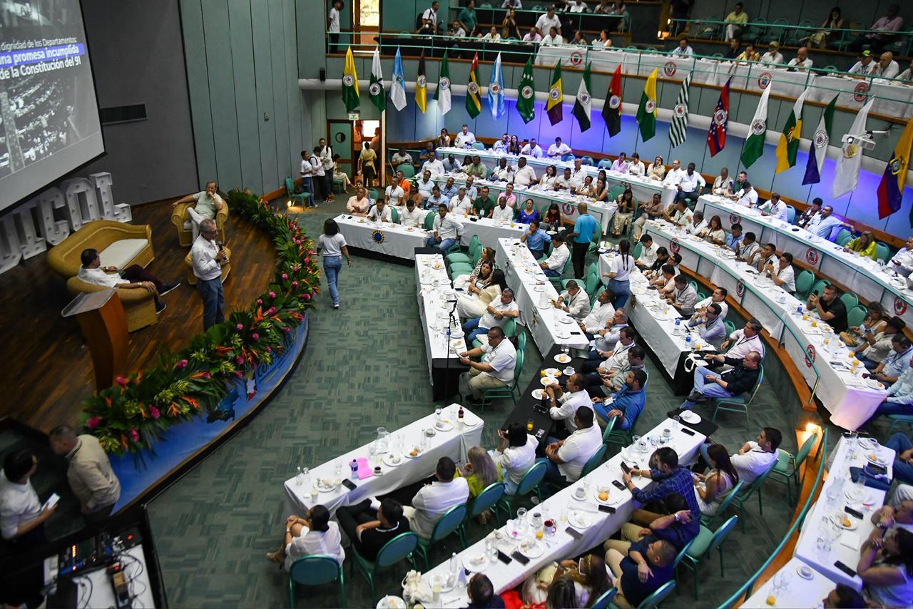 Ante los diputados del país, el Gobernador Andrés Julián defendió la  autonomía territorial para el desarrollo de las regiones 