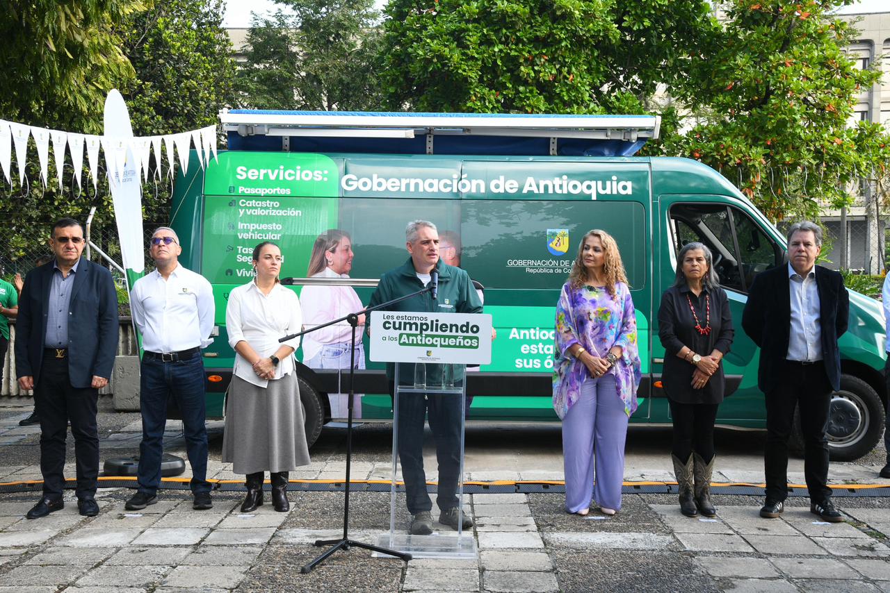 El Gobernador Andrés Julián presentó la Paisaneta, la unidad móvil que llega a los municipios para descentralizar los servicios de la Administración