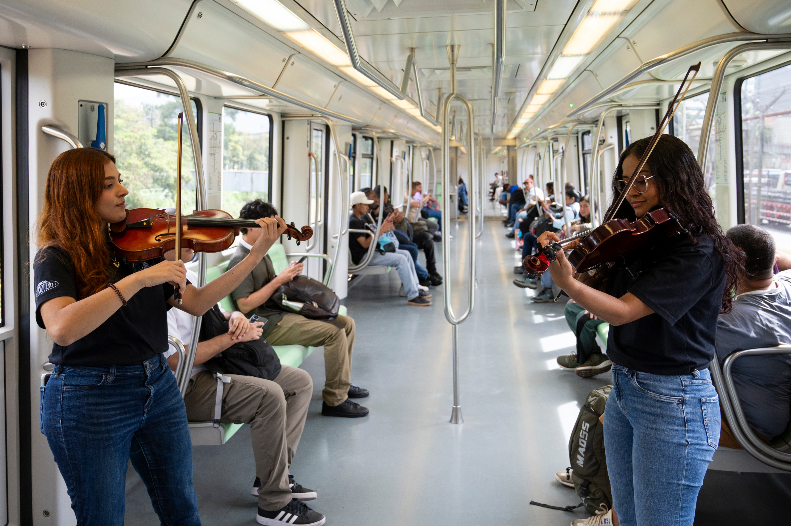 La conmemoración del Día Internacional por los Derechos de las  Mujeres llegó al metro de Medellín con activaciones pedagógicas y la instalación del punto violeta 