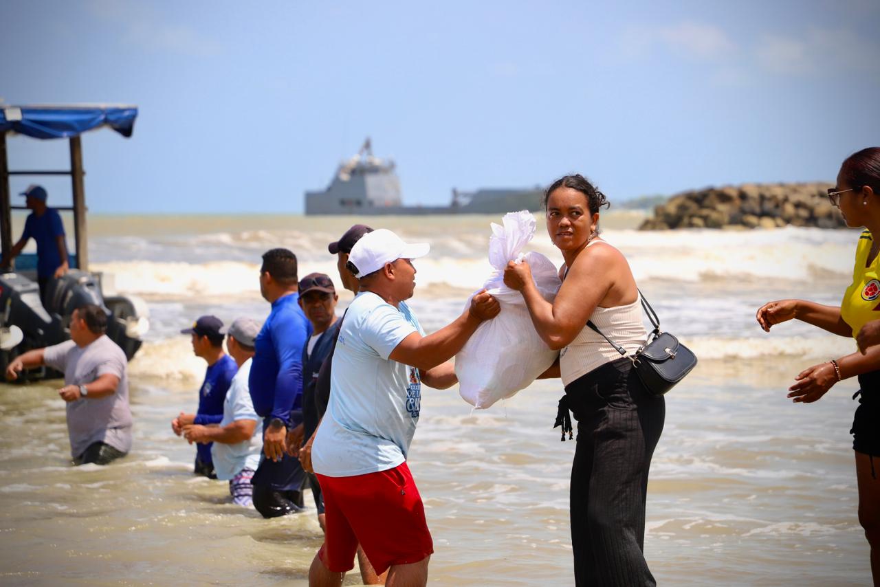 Más de mil 500 kit de ayuda humanitaria llegan a Arboletes gracias al trabajo conjunto de la Gobernación de Antioquia, la Fundación Éxito y la Armada Nacional
