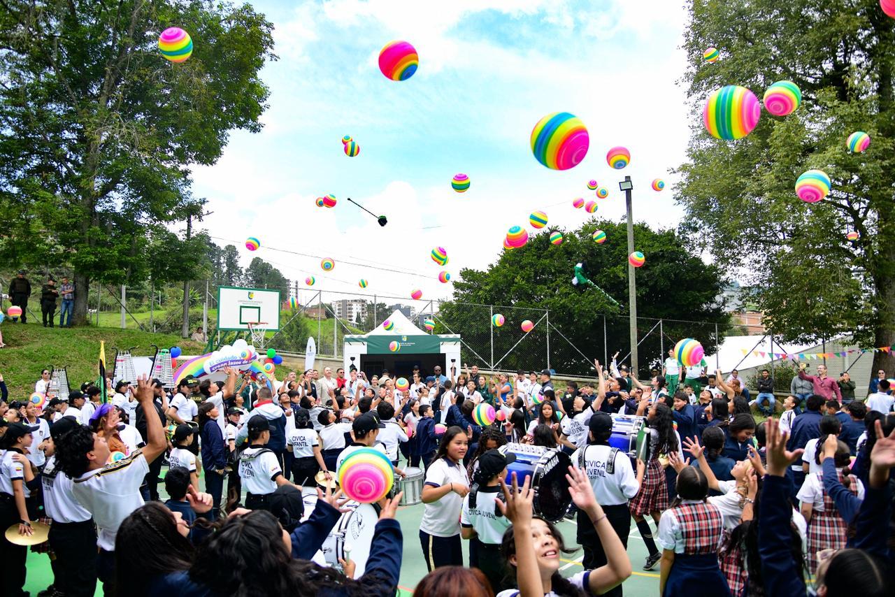 En Donmatías el Gobernador Andrés Julián participó en el Festival  de la Niñez y activó un entorno deportivo seguro 