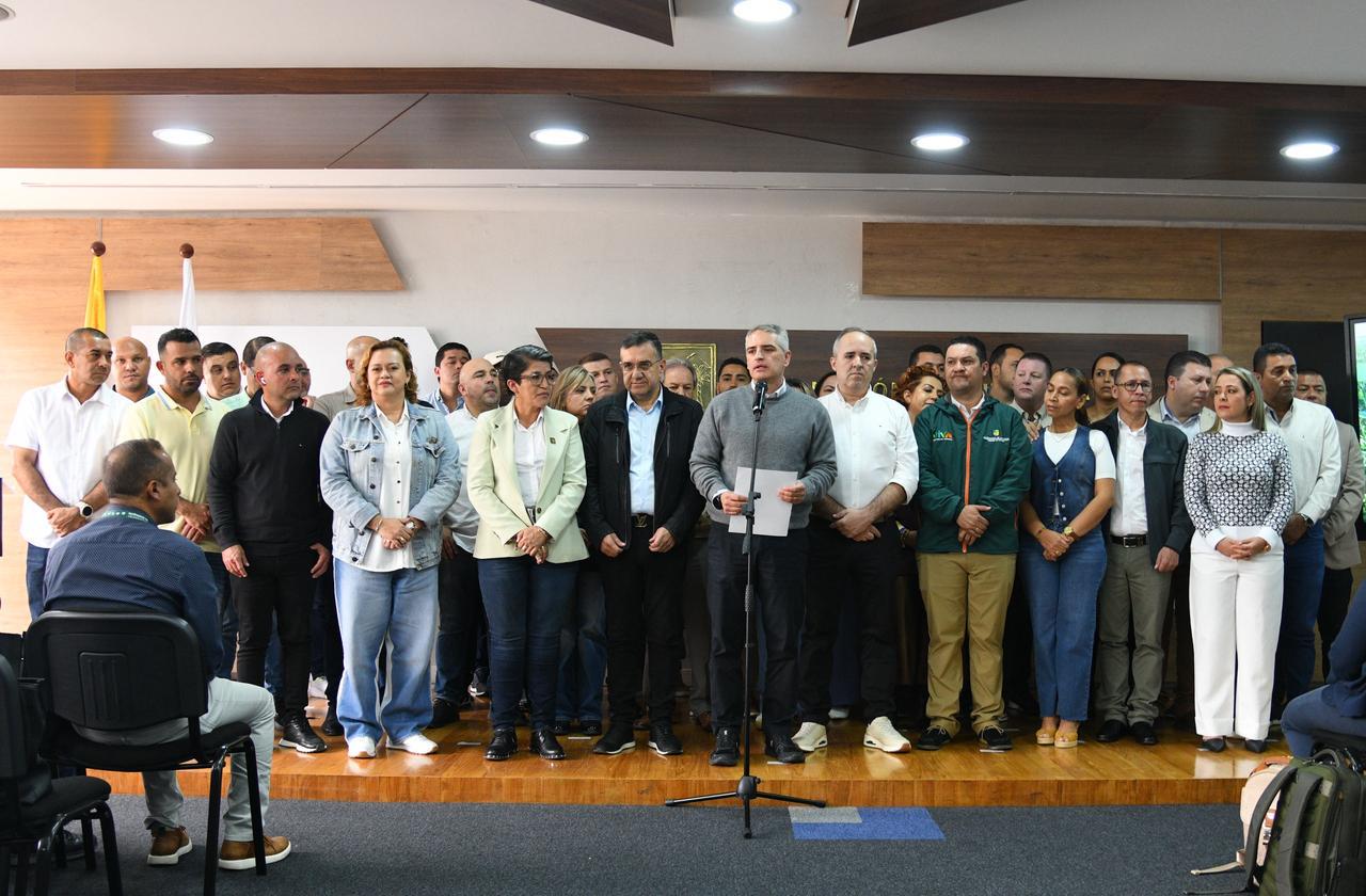 El Gobernador Andrés Julián anunció que comienzan las obras de pavimentación de 634 km de vías en 29 corredores viales del departamento