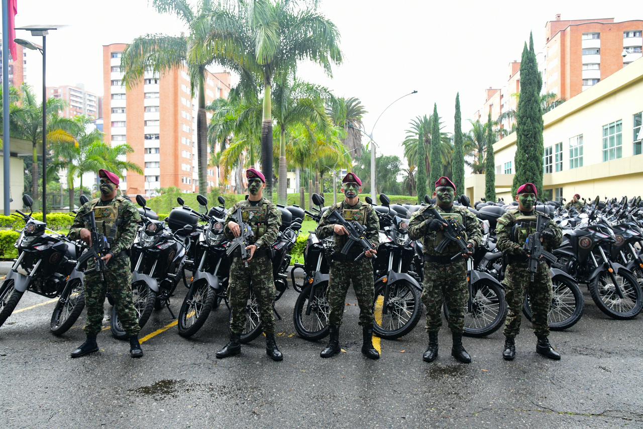 Con la Tasa de Seguridad, la Gobernación de Antioquia entrega nuevos antidrones y motocicletas al Ejército Nacional 
