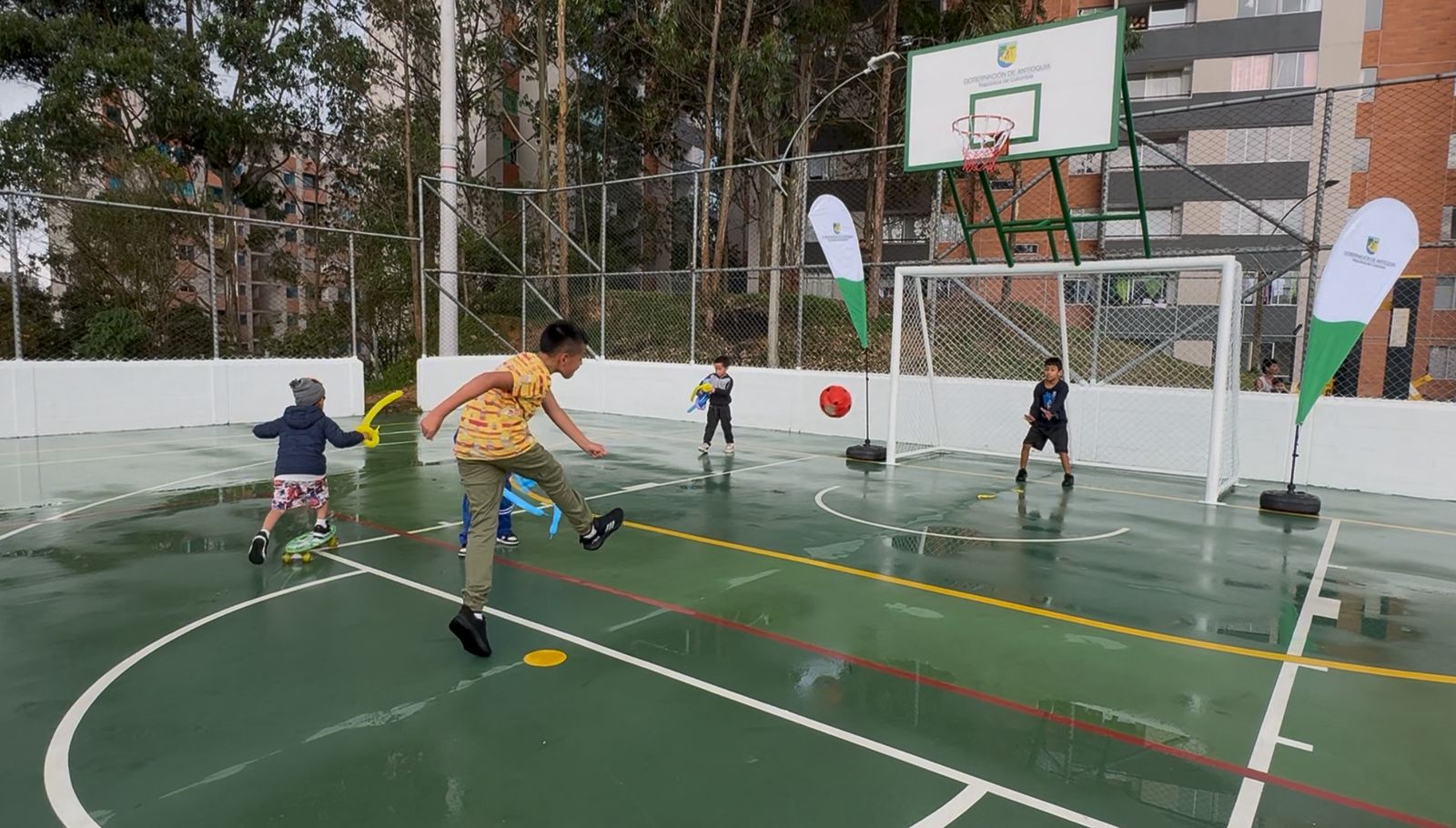 En Rionegro, el Gobernador Andrés Julián activó frente de seguridad ciudadano y cámara conectada al Nodo Departamental en la renovada placa polideportiva de Alto Bonito