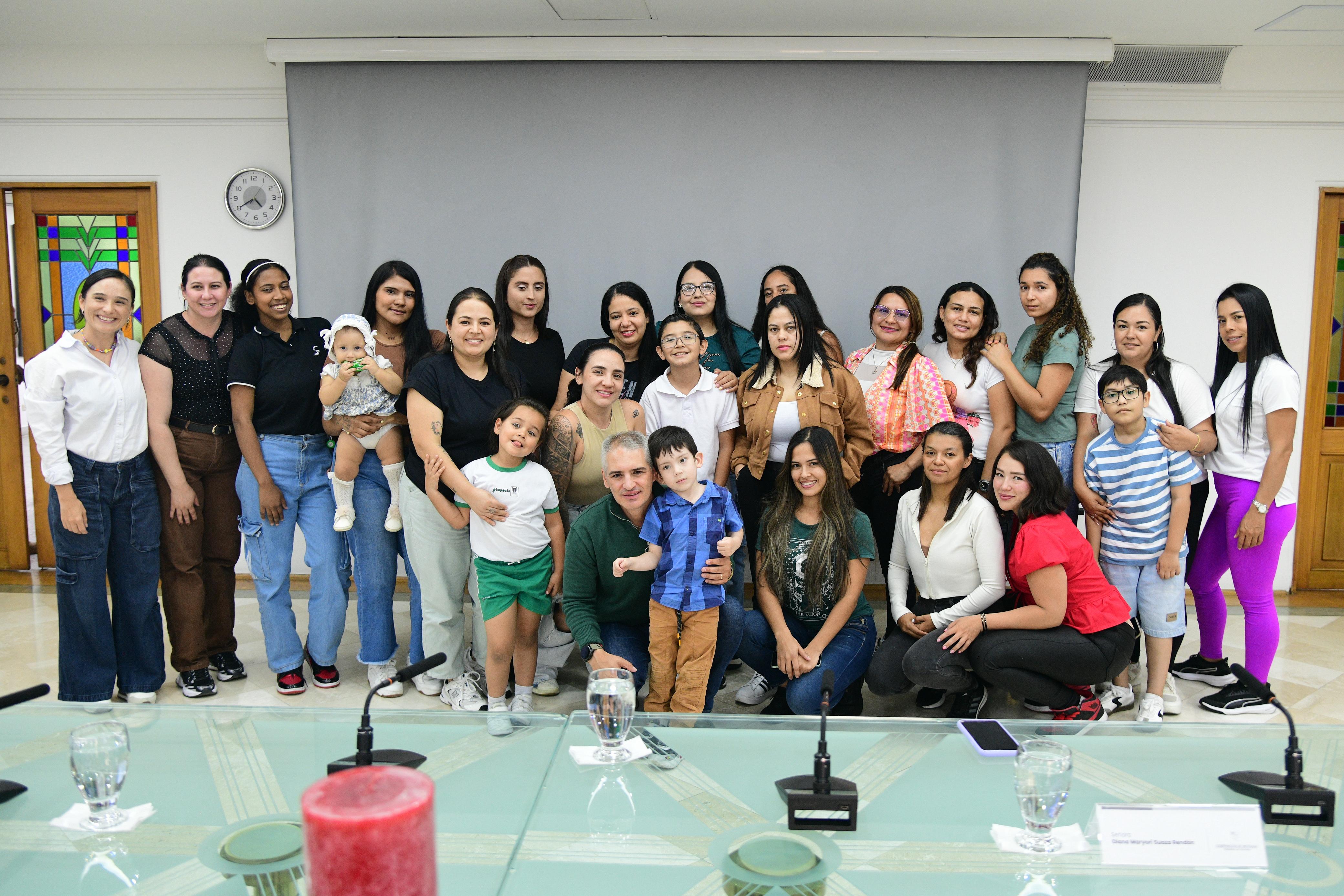Gobernador Andrés Julián destacó el rol de las madres y exaltó a las participantes del programa Mujeres al Volante de su Futuro.