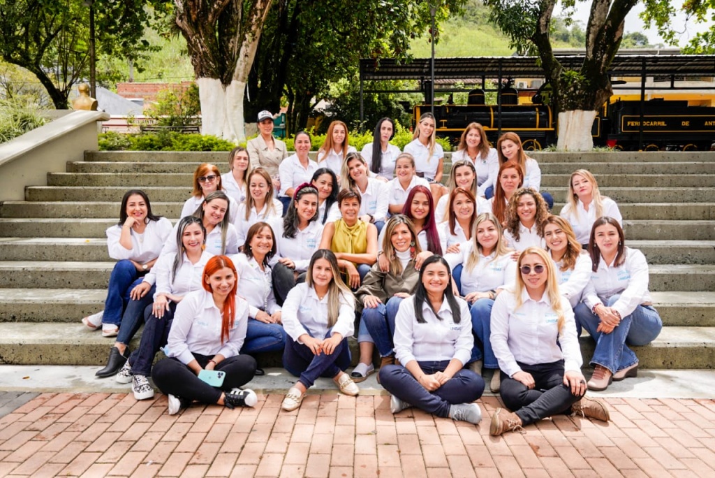 En encuentro de experiencias con primeras damas y gestoras sociales de Antioquia se destacó trabajo desarrollado en Cisneros