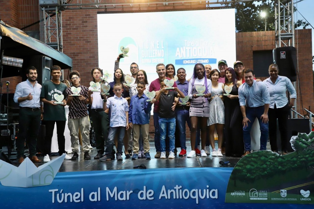 Gobernador entregó premios a 27 ganadores del Concurso Literario Túnel al Mar de Antioquia, inspirado en el Túnel Guillermo Gaviria Echeverri y su conexión con el mar