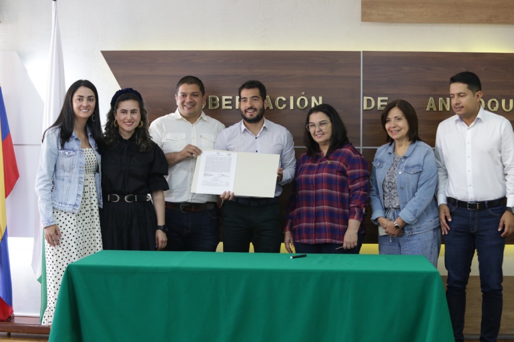 Gobernación de Antioquia firmó convenio con cuatro municipios para agua potable y saneamiento básico