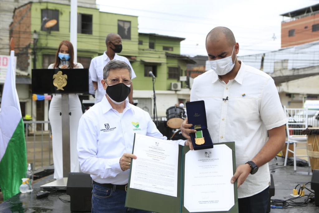 El gobernador (e), Luis Fernando Suárez, entregó el Escudo de Antioquia al Distrito de Turbo