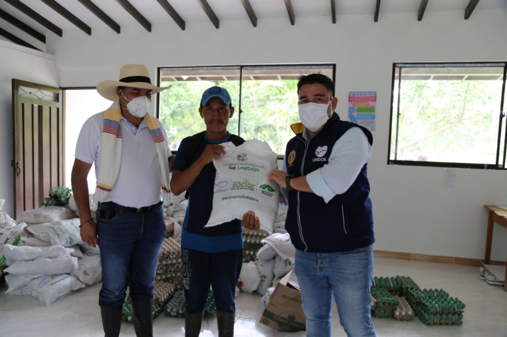 Gobernación de Antioquia atendió llamado de las comunidades indígenas de Mandé, Urrao, y entregó 2 toneladas de ayudas alimentarias