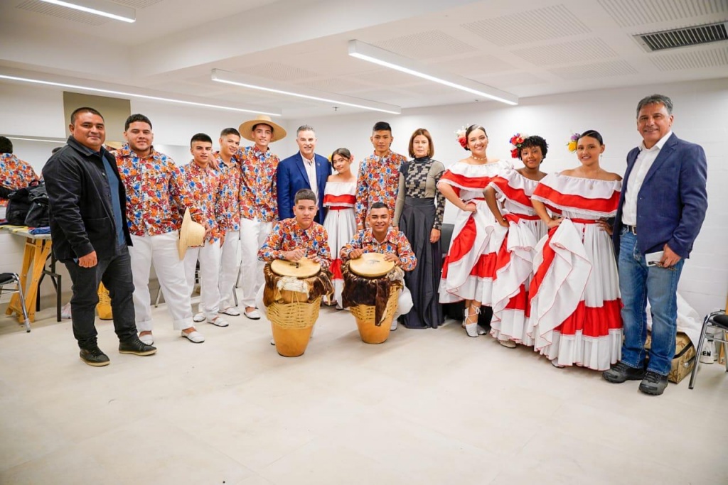 El Teatro Colón de Bogotá se vistió de ritmo y folclor con artistas de Antioquia Vive la Música, la Danza y el Teatro