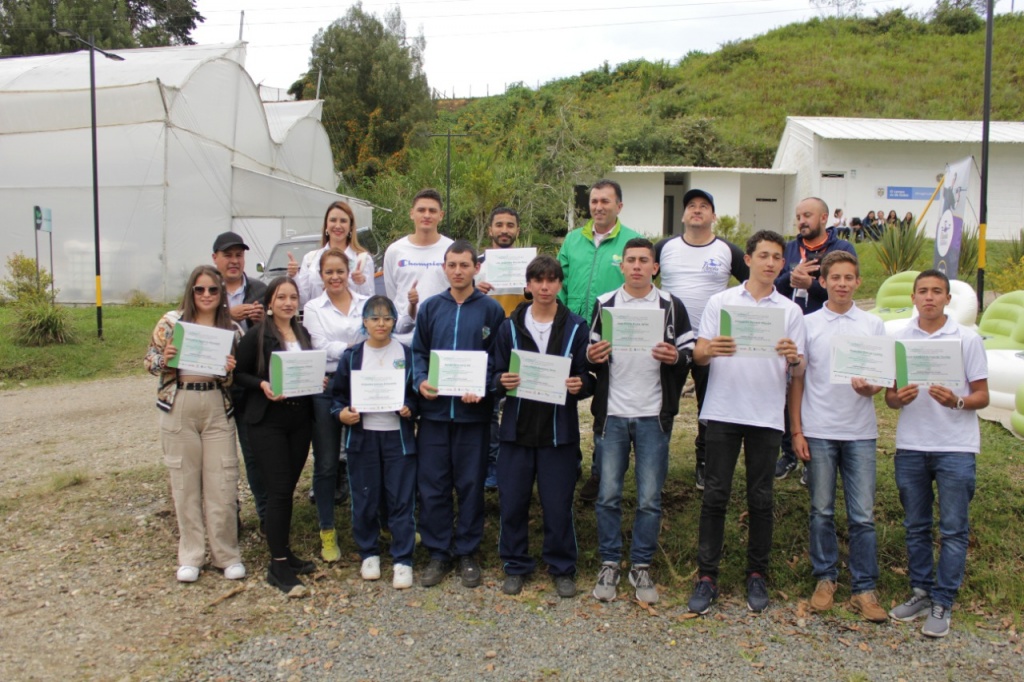 La Gobernación de Antioquia entregó becas a jóvenes rurales para formarlos en manejo de drones para el sector agropecuario