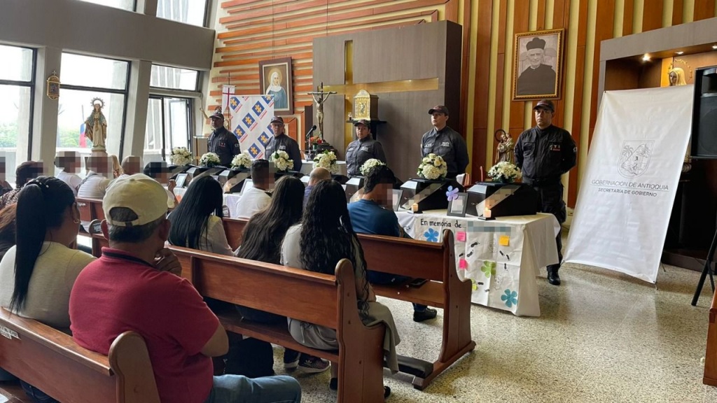 Los restos de ocho víctimas de desaparición forzada fueron entregadas hoy en la Gobernación de Antioquia
