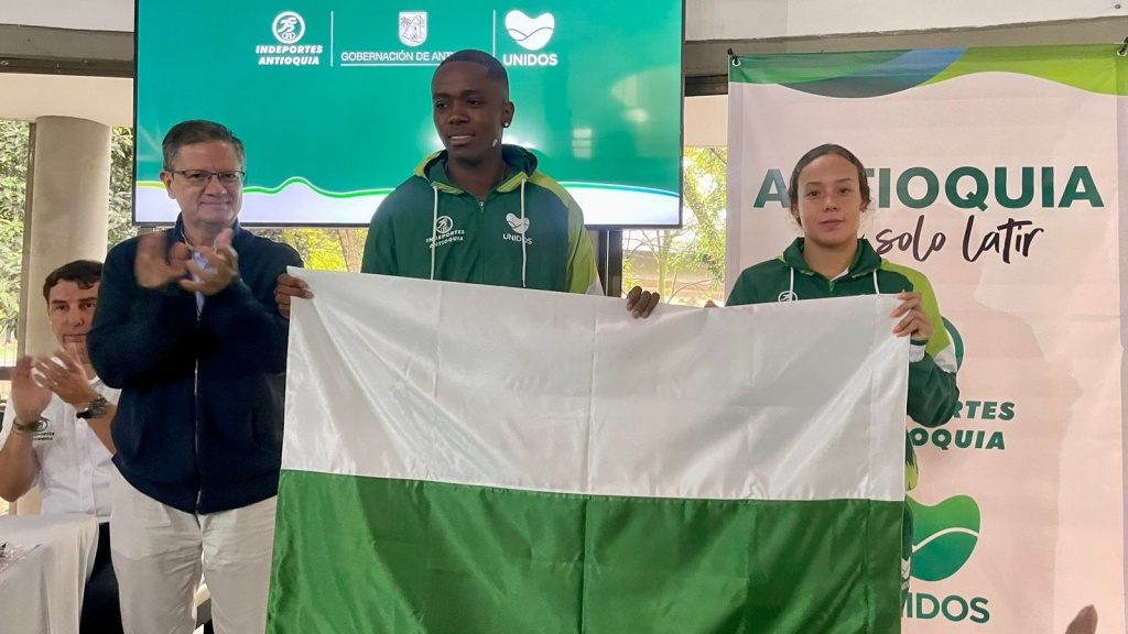 Atletas antioqueños que irán a los Juegos Suramericanos de Asunción, recibieron la bandera de Antioquia