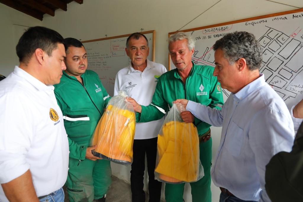 Gobernador de Antioquia visitó la mina Nuevo Nechí, donde se adelantan las labores de rescate de seis mineros atrapados