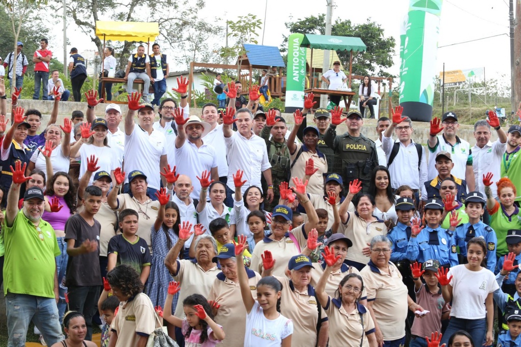 Gobernador de Antioquia conmemoró el Día Internacional de las Manos Rojas en Campamento y Vegachí
