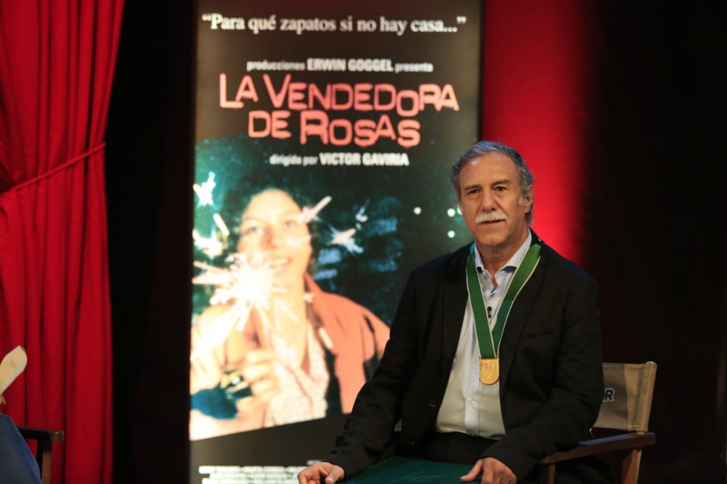 Con el Escudo de Antioquia, Categoría Oro, la Gobernación exaltó el trabajo del director de cine antioqueño Víctor Gaviria