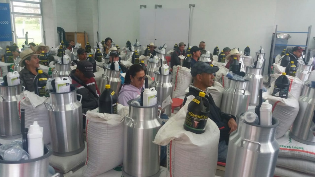 Ministerio y Secretaría y de Agricultura y Desarrollo Rural de Antioquia entregaron kits de producción lechera a pequeños ganaderos del Norte