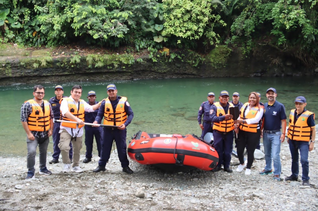 Dagran entregó a Mutatá un bote para actividades de gestión del riesgo de desastres