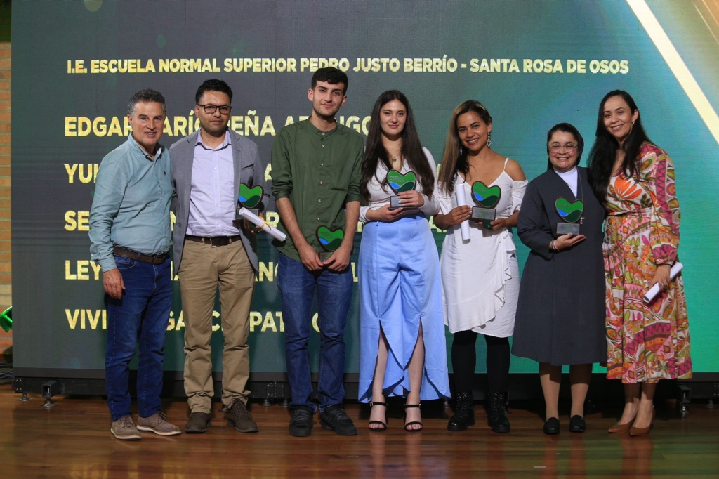 Educadores de Antioquia fueron galardonados con el Premio Maestros y Maestras para la Vida de la Gobernación de Antioquia
