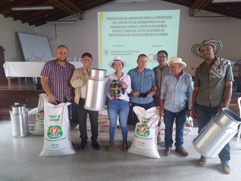 Entregan kits de producción lechera a pequeños ganaderos de Ituango y Campamento