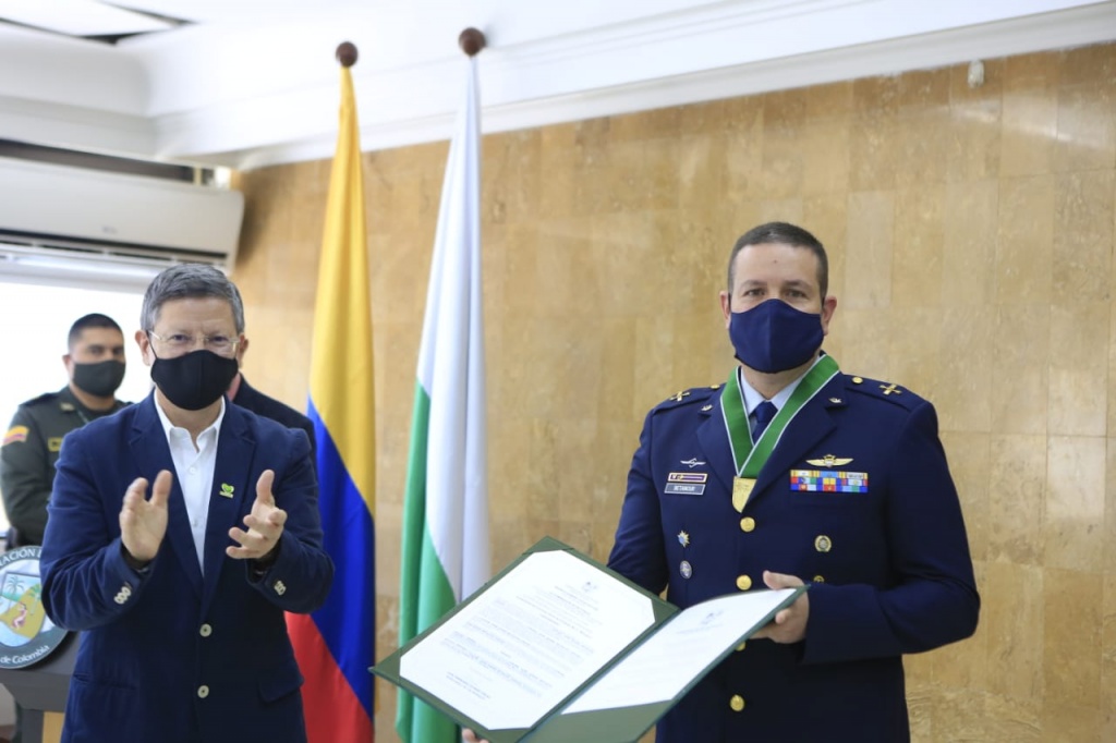 El Coronel Jaime Andrés Betancur Londoño, comandante del Comando Aéreo de Combate No. 5, recibió el Escudo de Antioquia, categoría Oro