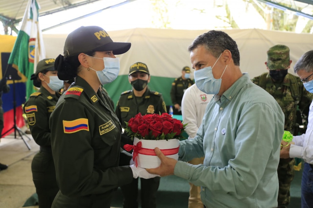 Gobernador de Antioquia pidió fortalecer presencia de la mujer en la Policía y el Ejército
