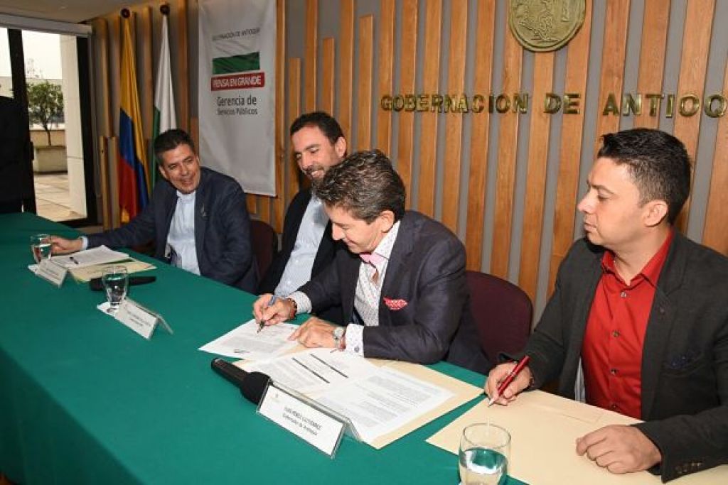 Gobernación de Antioquia y EPM sellan alianza para beneficiar  a 160.000 antioqueños con cobertura de servicios públicos