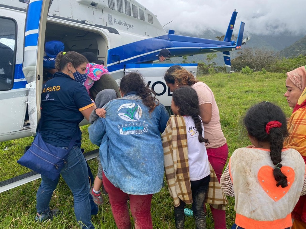 Con tres helicópteros se apoya la evacuación de personas en el área de Dabeiba afectada por los eventos asociados a las intensas lluvias