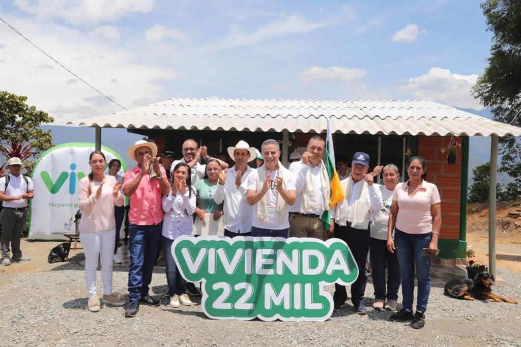 VIVA entrega la vivienda 22.000 del Gobierno de Antioquia en Caicedo a una familia cafetera