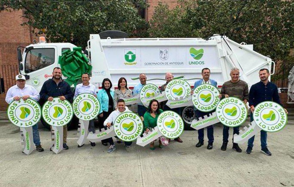 10 municipios de Antioquia recibieron igual número de camiones recolectores de residuos sólidos para fortalecer el saneamiento básico
