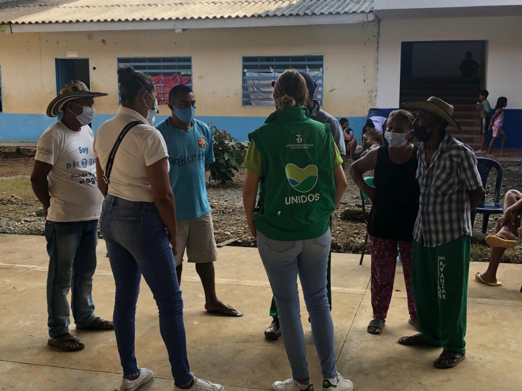 Atención humanitaria, mientras se restablecen las condiciones para el regreso a sus hogares, entrega la Gobernación a desplazados de la vereda La Isla de la Amargura, en Cáceres.