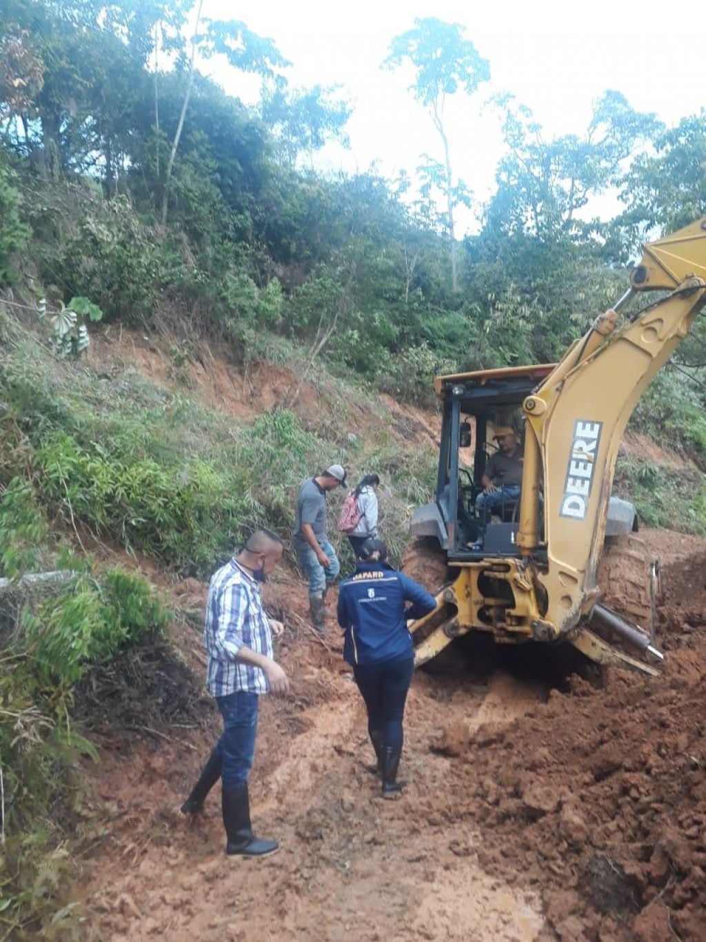 Maquinaria amarilla de la Gobernación de Antioquia trabaja para remover material y permitir acceso a 18 veredas incomunicadas por fuertes lluvias en Yalí