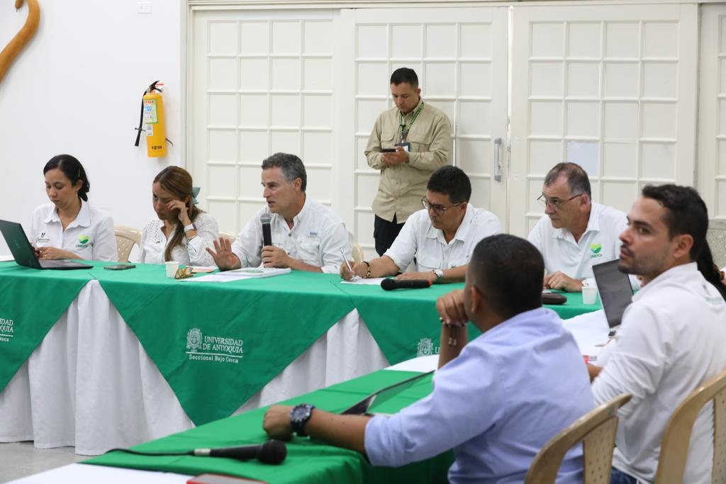 Gobiernos departamental, municipales y fuerzas vivas del Bajo Cauca avanzan en la construcción del Laboratorio de Vida para esa subregión  - Hoy la agenda del Gobernador de Antioquia continuó en el Bajo Cauca donde soci